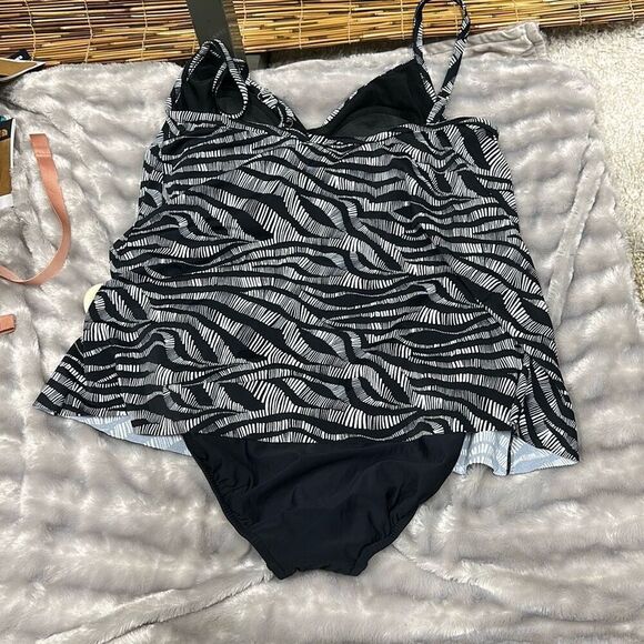 Swim Solutions MOTION LINES BLACK Plus Size‎ Flyaway One-Piece Swimsuit US 22W - Picture 3 of 3